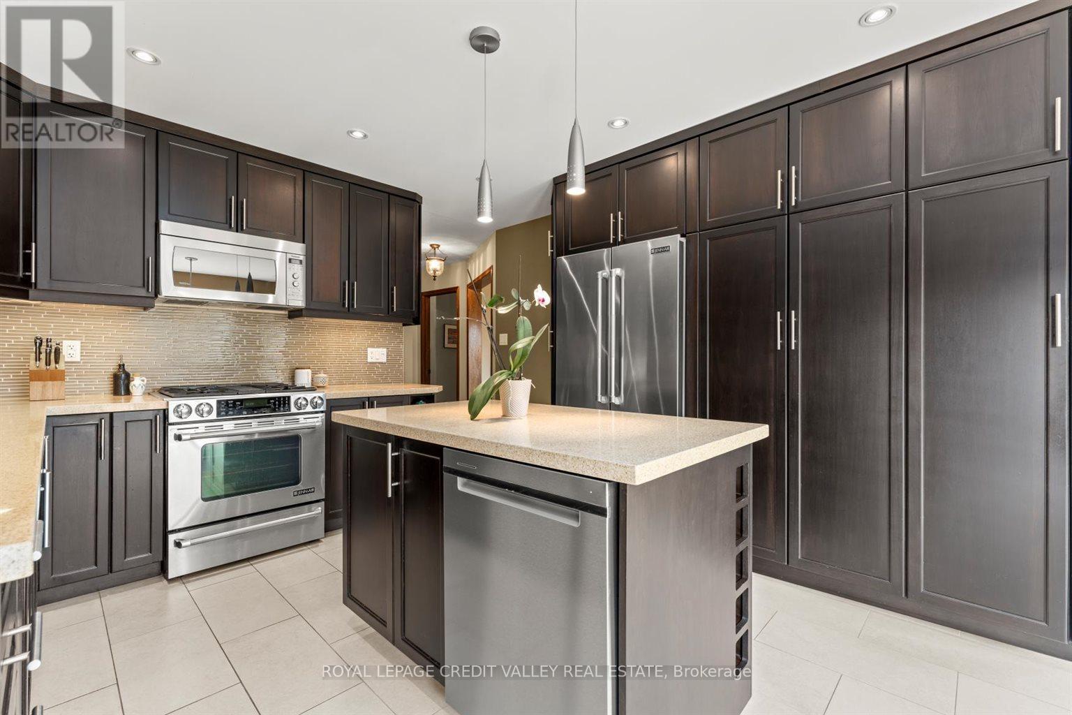 32 Hall Crescent, Brampton, Ontario  L6X 3J7 - Photo 13 - W12217523