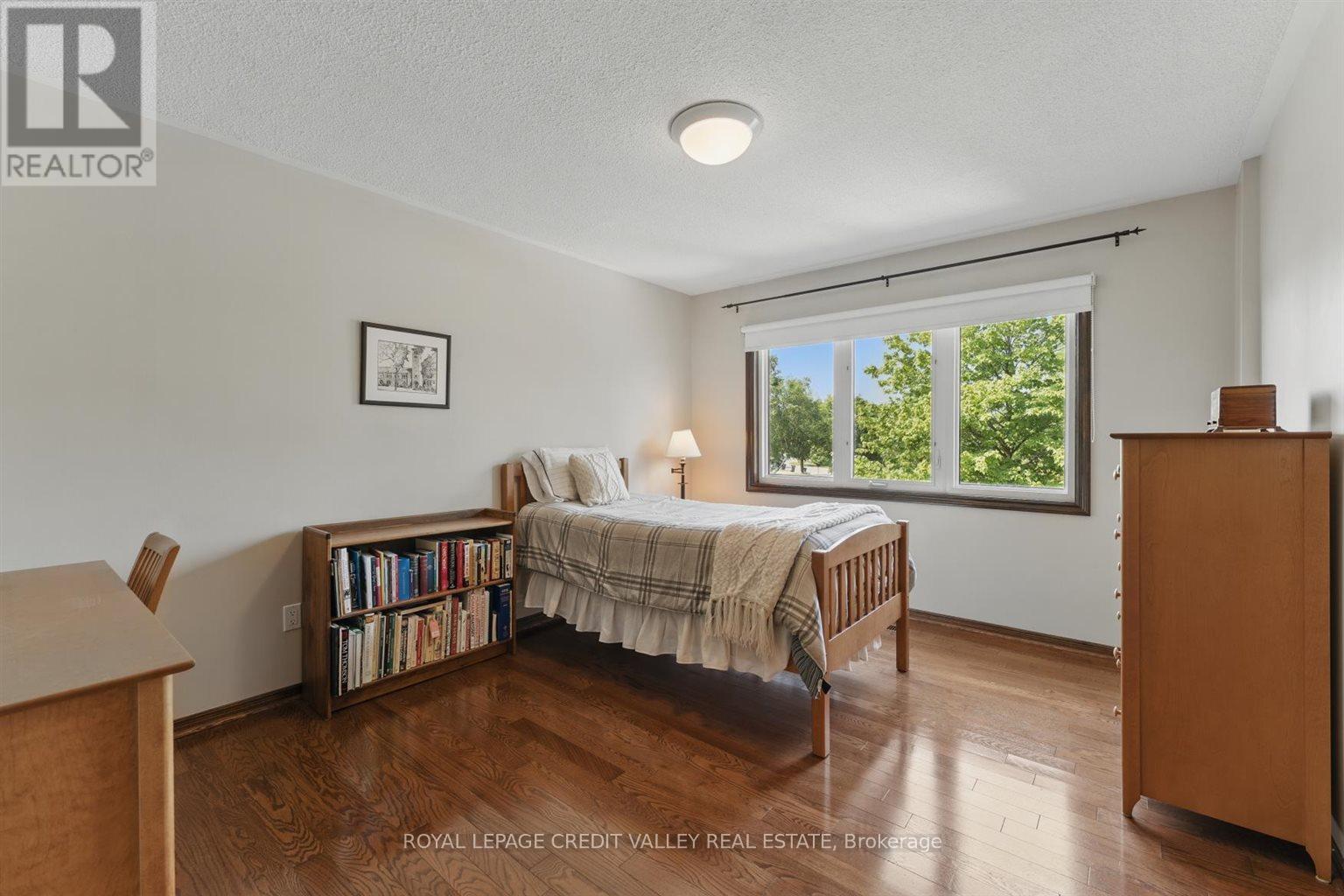 32 Hall Crescent, Brampton, Ontario  L6X 3J7 - Photo 24 - W12217523