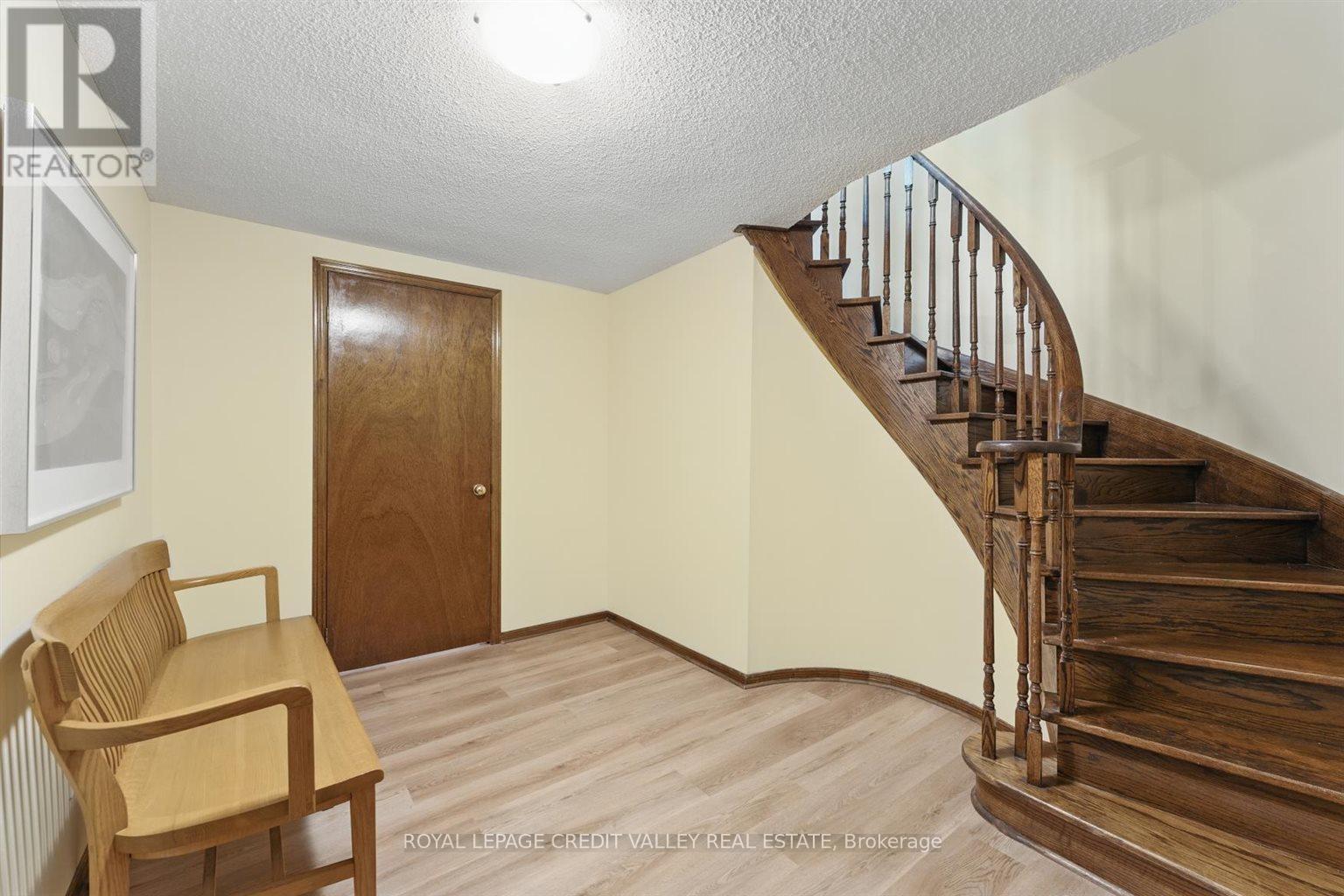 32 Hall Crescent, Brampton, Ontario  L6X 3J7 - Photo 26 - W12217523