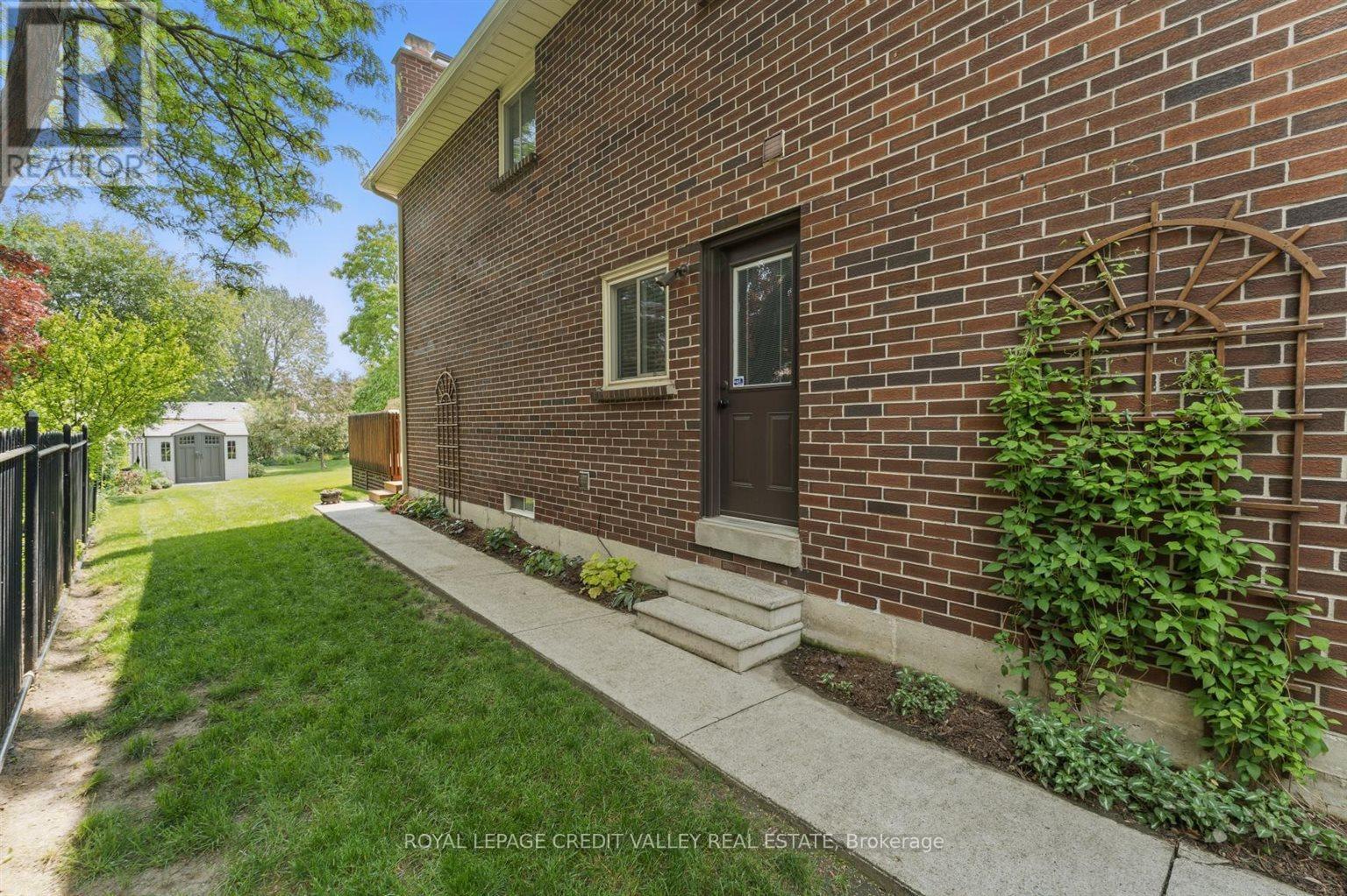 32 Hall Crescent, Brampton, Ontario  L6X 3J7 - Photo 36 - W12217523