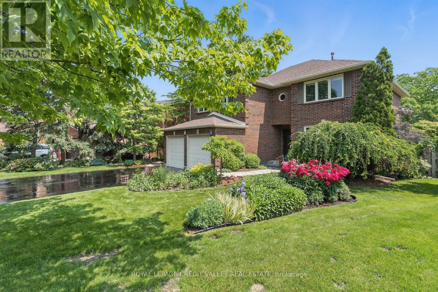 32 Hall Crescent, Brampton, Ontario  L6X 3J7 - Photo 4 - W12217523