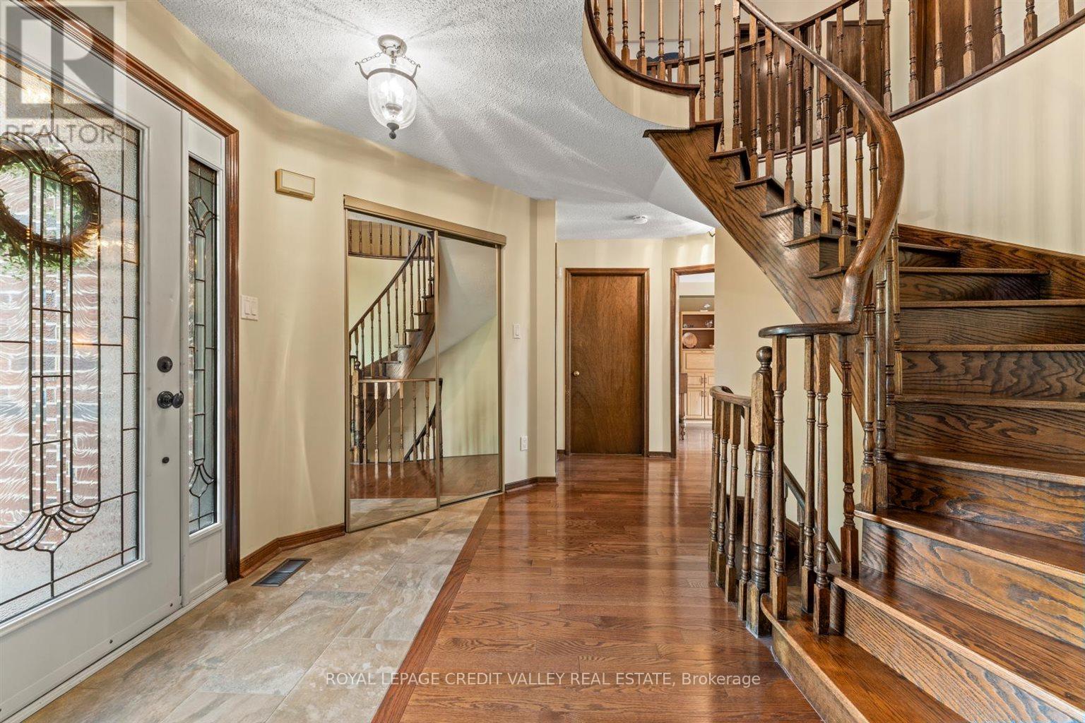 32 Hall Crescent, Brampton, Ontario  L6X 3J7 - Photo 6 - W12217523
