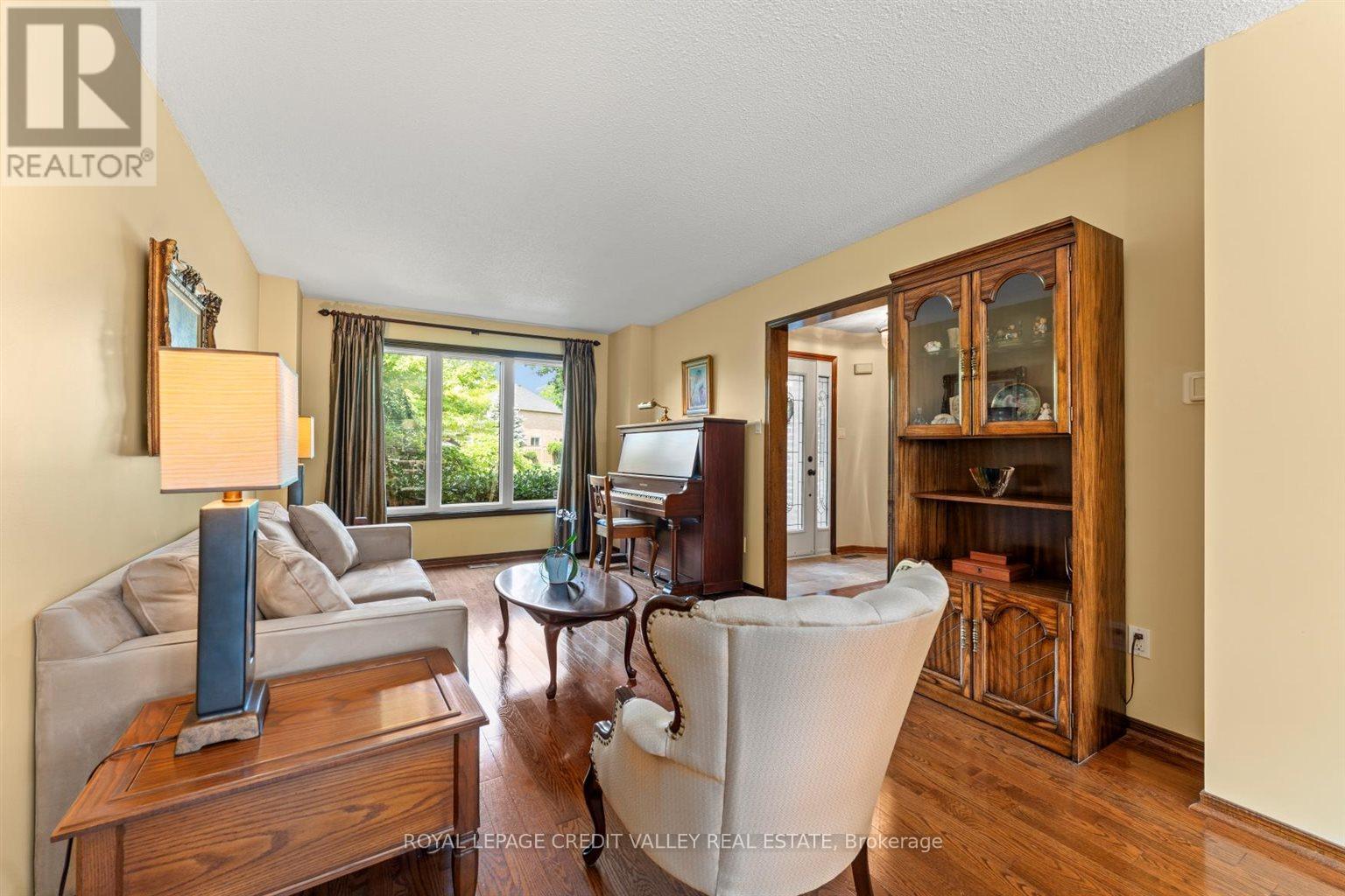 32 Hall Crescent, Brampton, Ontario  L6X 3J7 - Photo 8 - W12217523