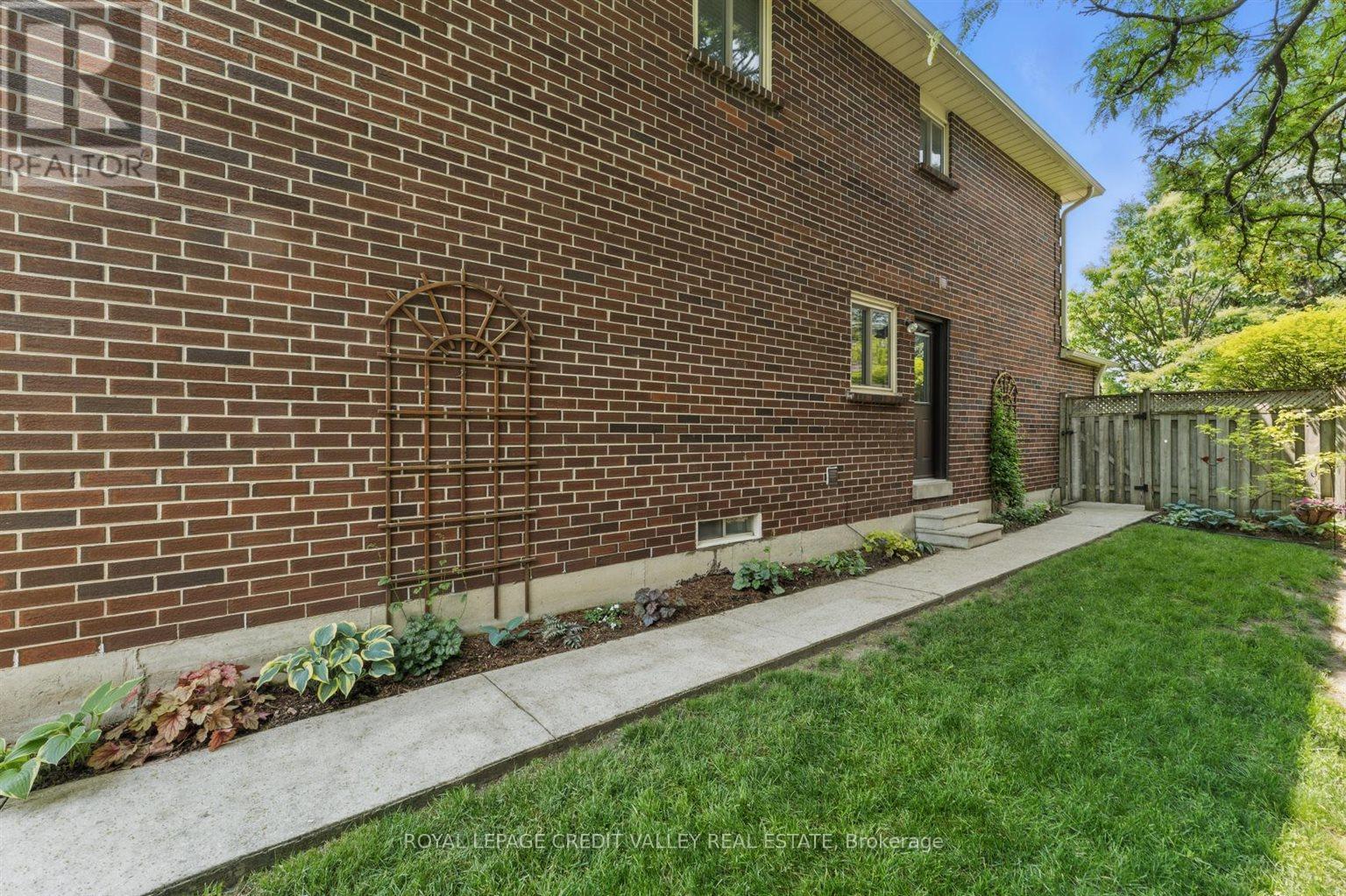 32 Hall Crescent, Brampton, Ontario  L6X 3J7 - Photo 37 - W12217523