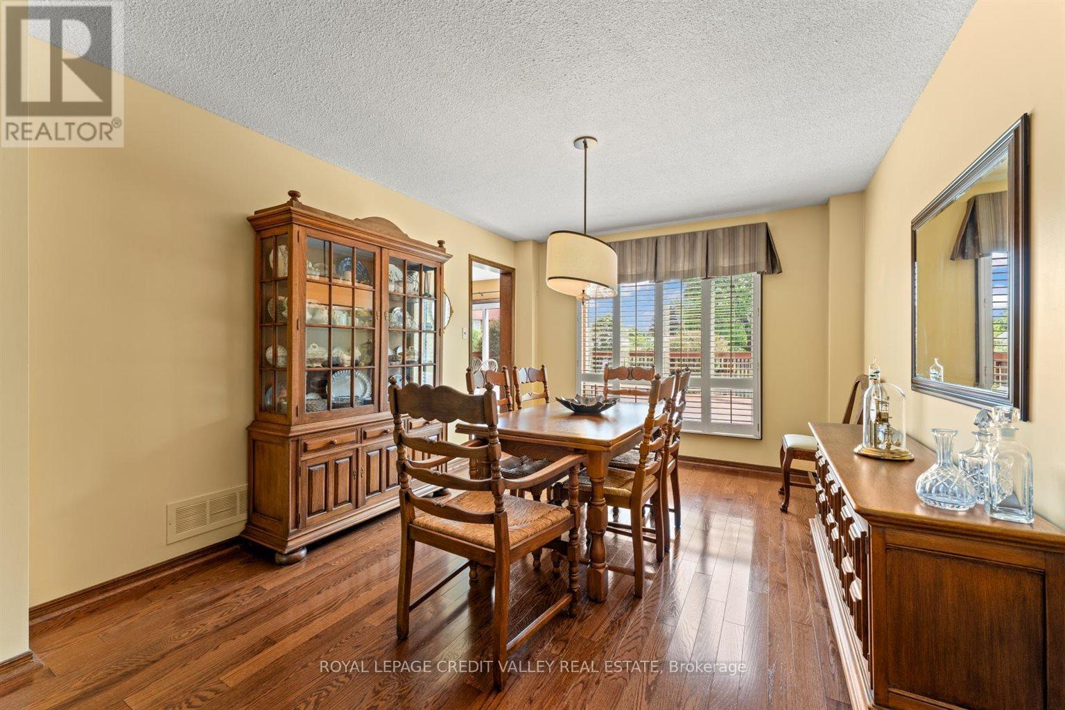 32 Hall Crescent, Brampton, Ontario  L6X 3J7 - Photo 9 - W12217523
