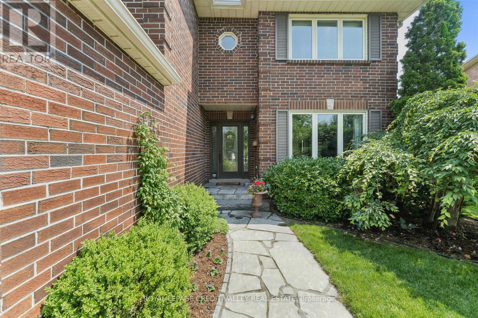 32 Hall Crescent, Brampton, Ontario  L6X 3J7 - Photo 5 - W12217523