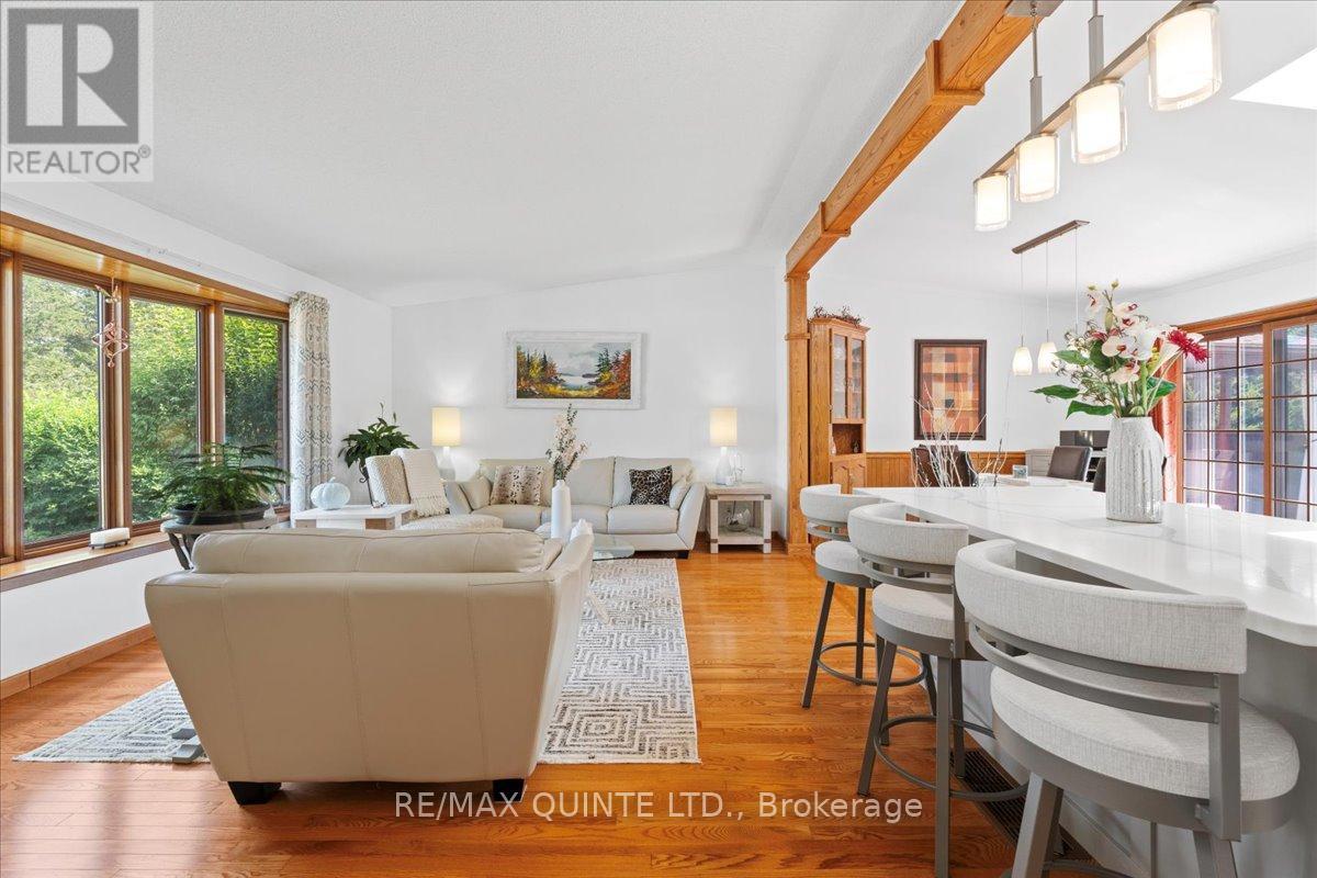 338 Sunrise Drive, Prince Edward County, Ontario  K8N 4Z7 - Photo 14 - X12218231