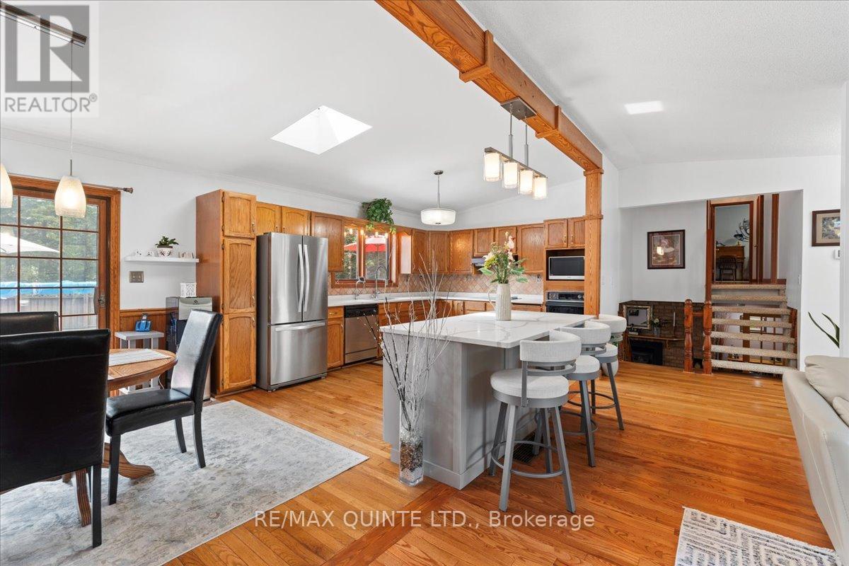 338 Sunrise Drive, Prince Edward County, Ontario  K8N 4Z7 - Photo 17 - X12218231