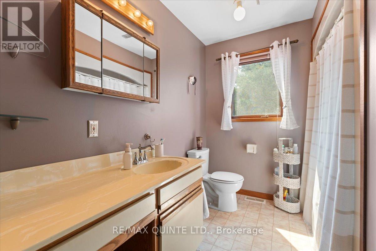 338 Sunrise Drive, Prince Edward County, Ontario  K8N 4Z7 - Photo 31 - X12218231
