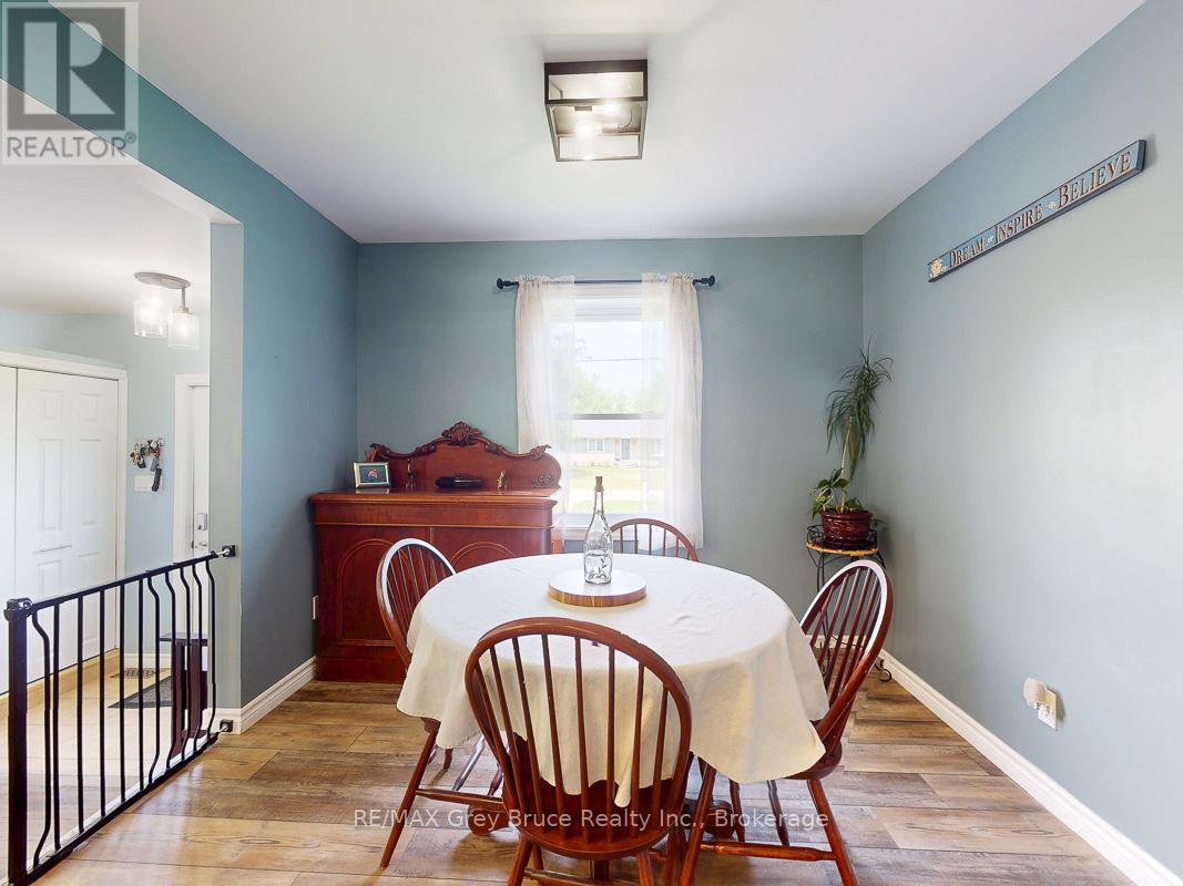 864 16th Street W, Georgian Bluffs, Ontario  N4K 6V5 - Photo 10 - X12209618