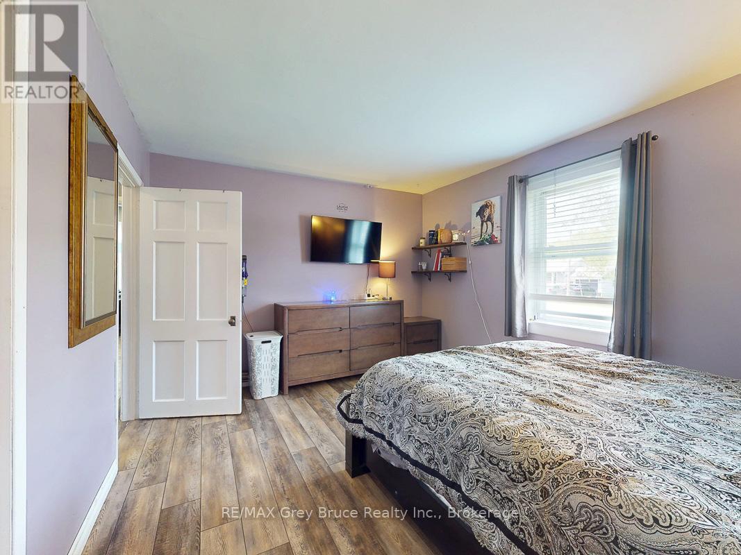 864 16th Street W, Georgian Bluffs, Ontario  N4K 6V5 - Photo 18 - X12209618