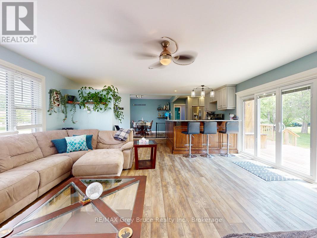 864 16th Street W, Georgian Bluffs, Ontario  N4K 6V5 - Photo 6 - X12209618
