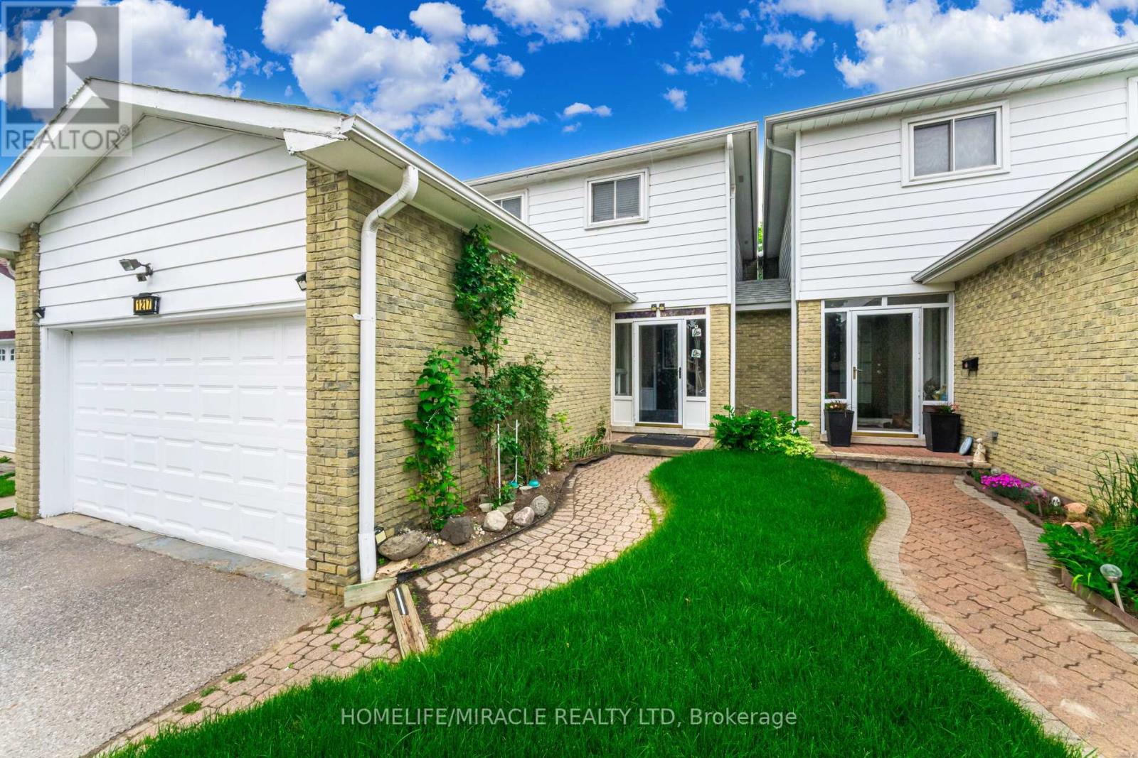1217 Gloucester Square, Pickering, Ontario  L1V 3P7 - Photo 2 - E12218208