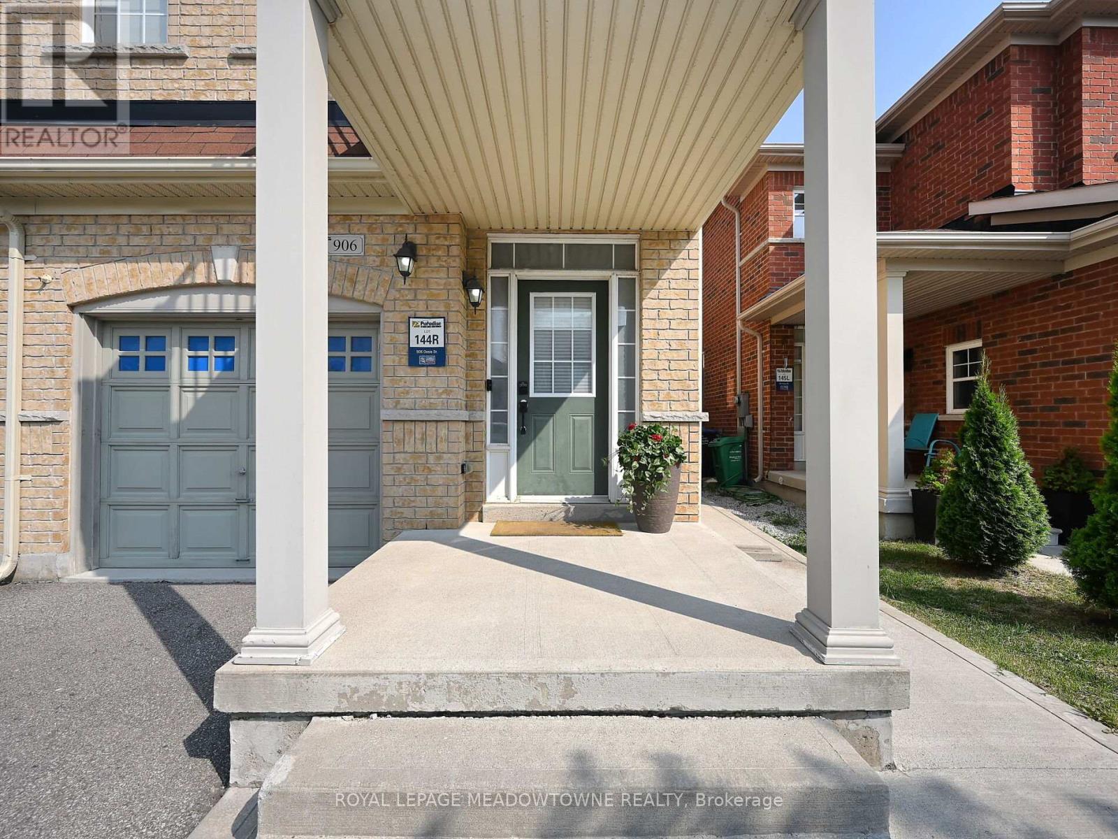 906 Oasis Drive, Mississauga, Ontario  L5V 0C7 - Photo 2 - W12218334