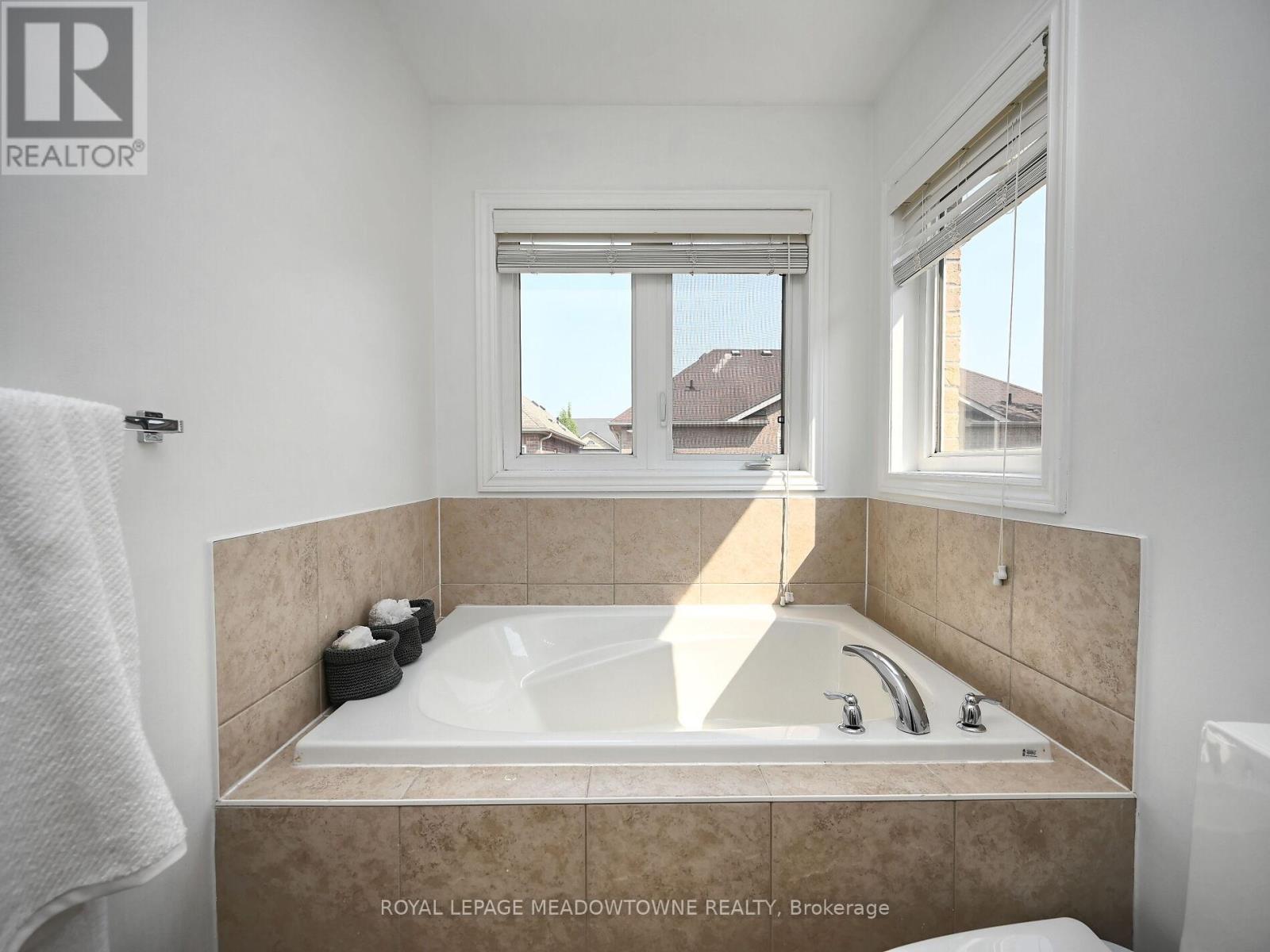 906 Oasis Drive, Mississauga, Ontario  L5V 0C7 - Photo 29 - W12218334