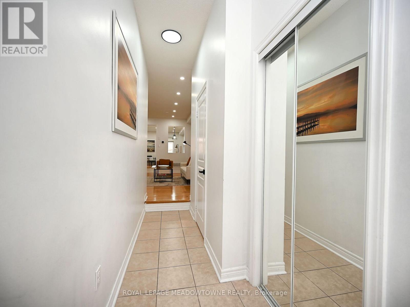 906 Oasis Drive, Mississauga, Ontario  L5V 0C7 - Photo 4 - W12218334