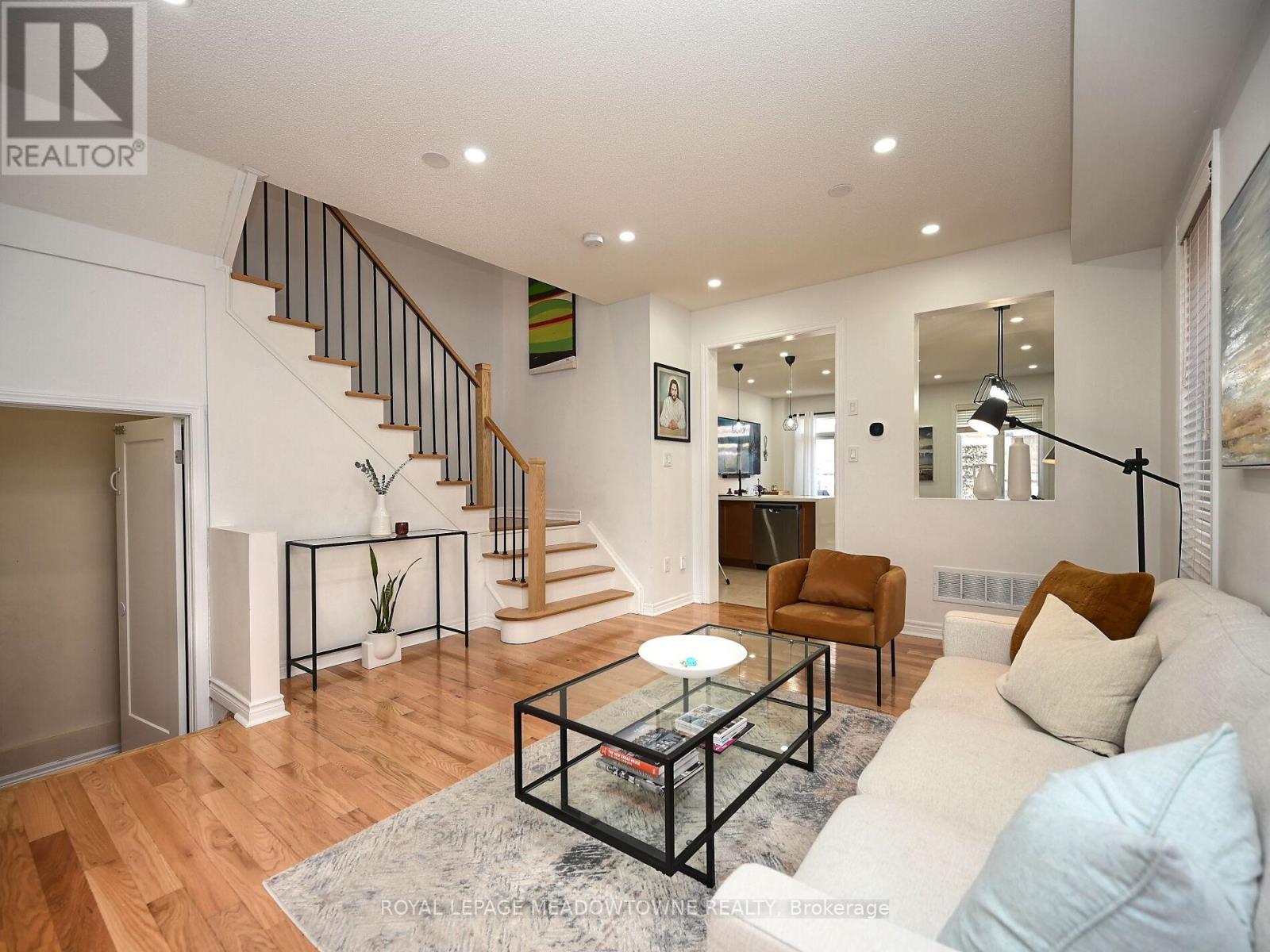 906 Oasis Drive, Mississauga, Ontario  L5V 0C7 - Photo 6 - W12218334