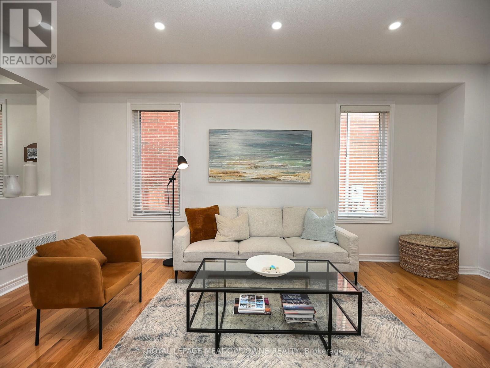 906 Oasis Drive, Mississauga, Ontario  L5V 0C7 - Photo 7 - W12218334