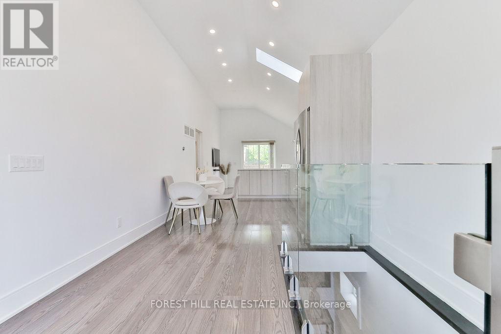 112 Thirtieth Street, Toronto (Alderwood), Ontario  M8W 3B8 - Photo 8 - W12218379