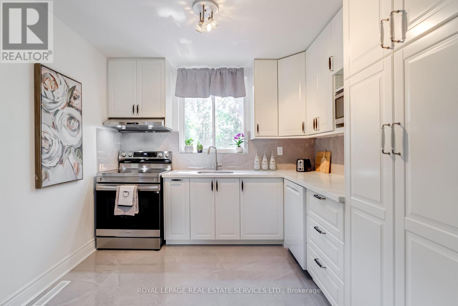 34 Skylark Road, Toronto (Lambton Baby Point), Ontario  M6S 4M4 - Photo 13 - W12218461