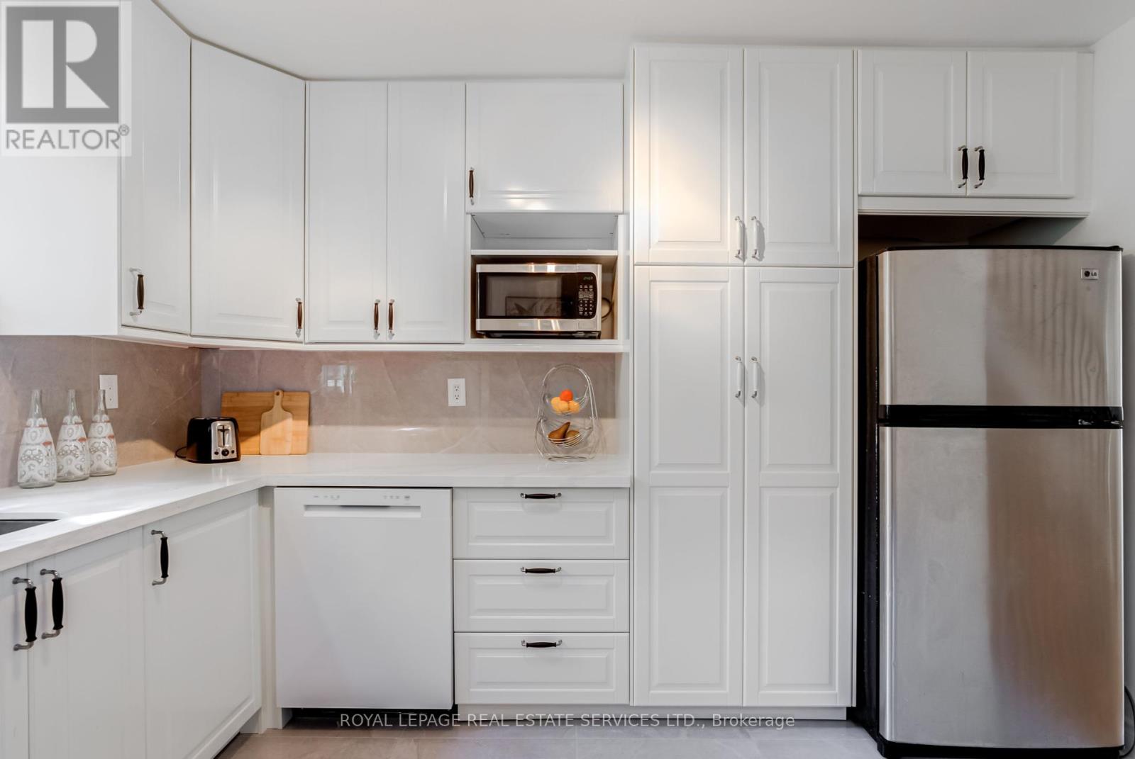 34 Skylark Road, Toronto (Lambton Baby Point), Ontario  M6S 4M4 - Photo 16 - W12218461
