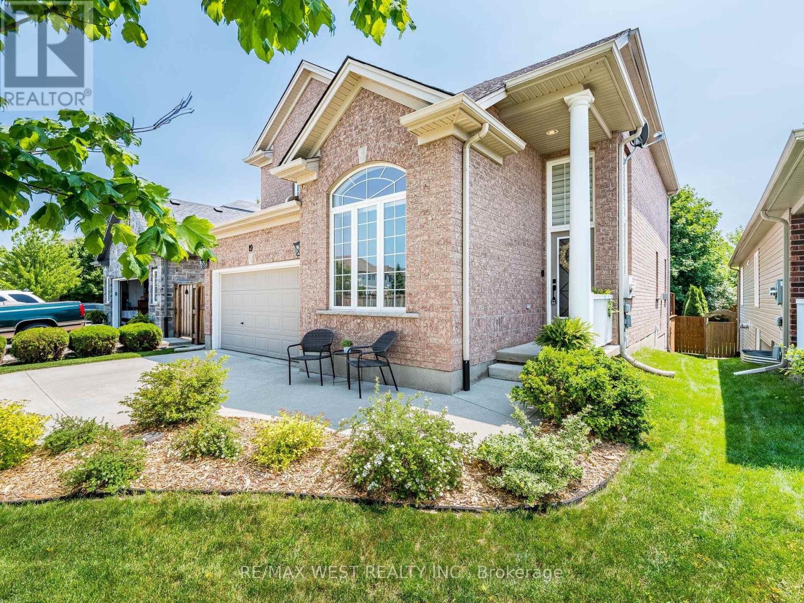 19 Bowen Drive, Guelph (Victoria North), Ontario  N1E 0C9 - Photo 2 - X12218328