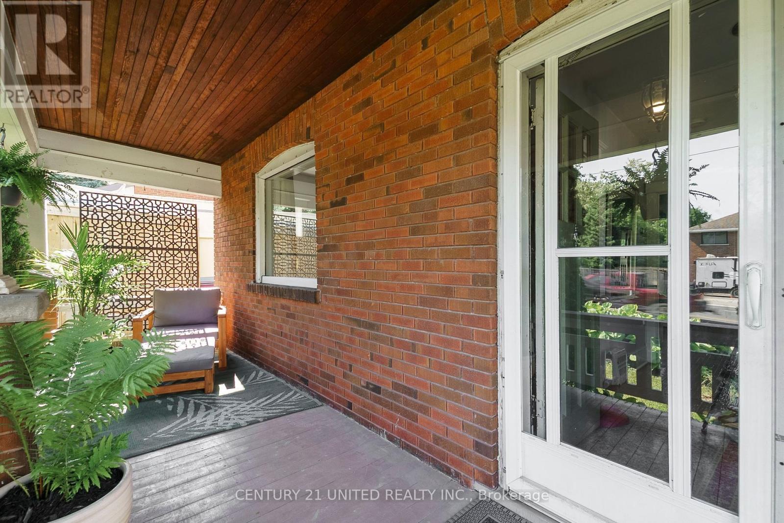 624 Charlotte Street, Peterborough Central (Old West End), Ontario  K9J 2W8 - Photo 5 - X12218495