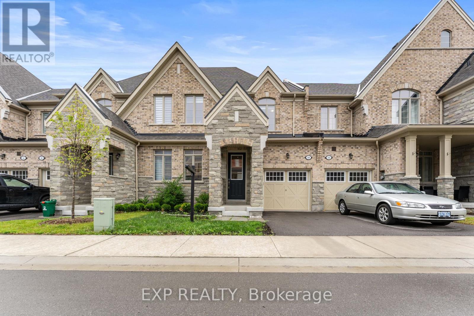10 HICKLING LANE, Ajax, Ontario