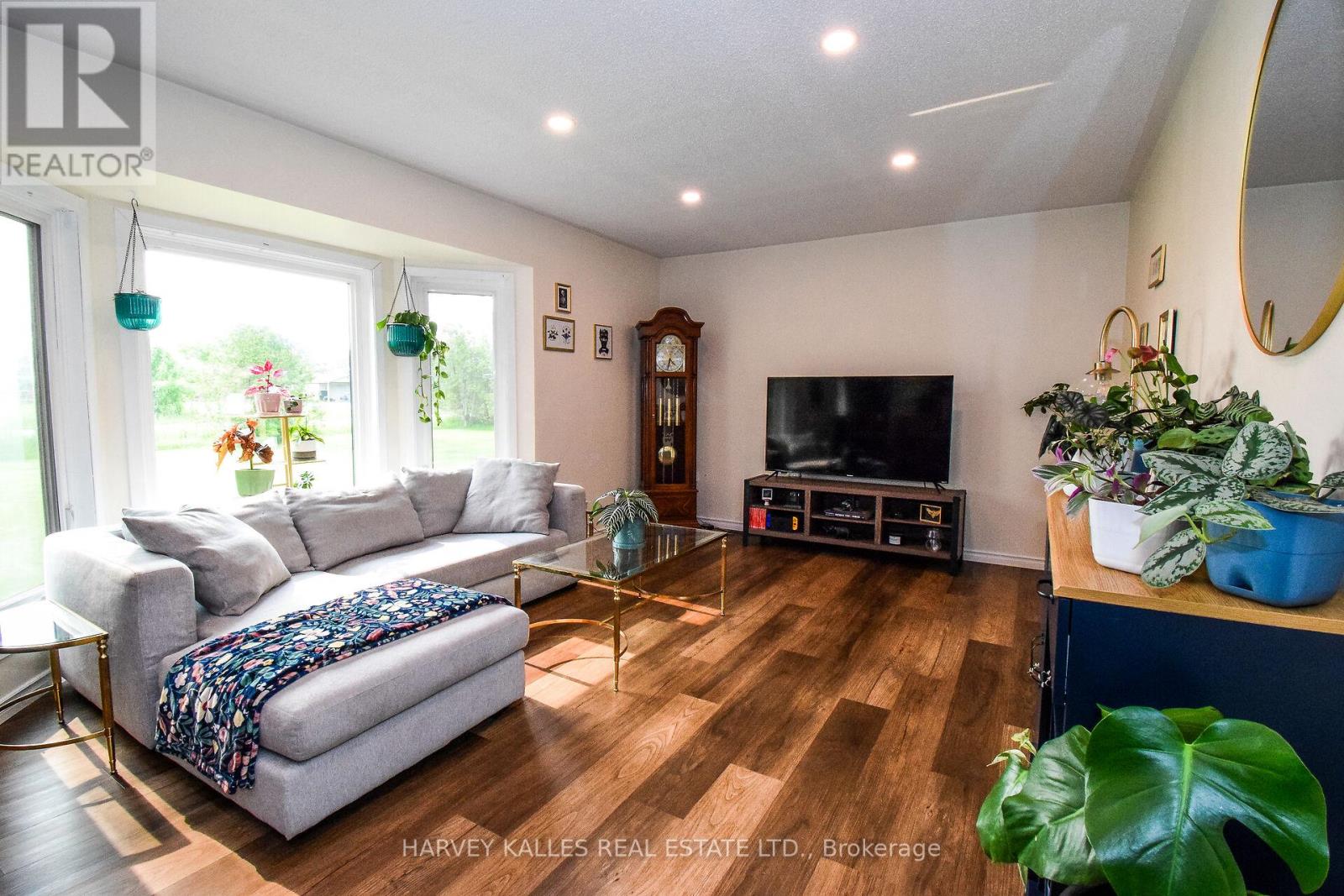 1416 Caistor Gainsboro Townline, West Lincoln (Smithville), Ontario  L0R 2A0 - Photo 11 - X12217688