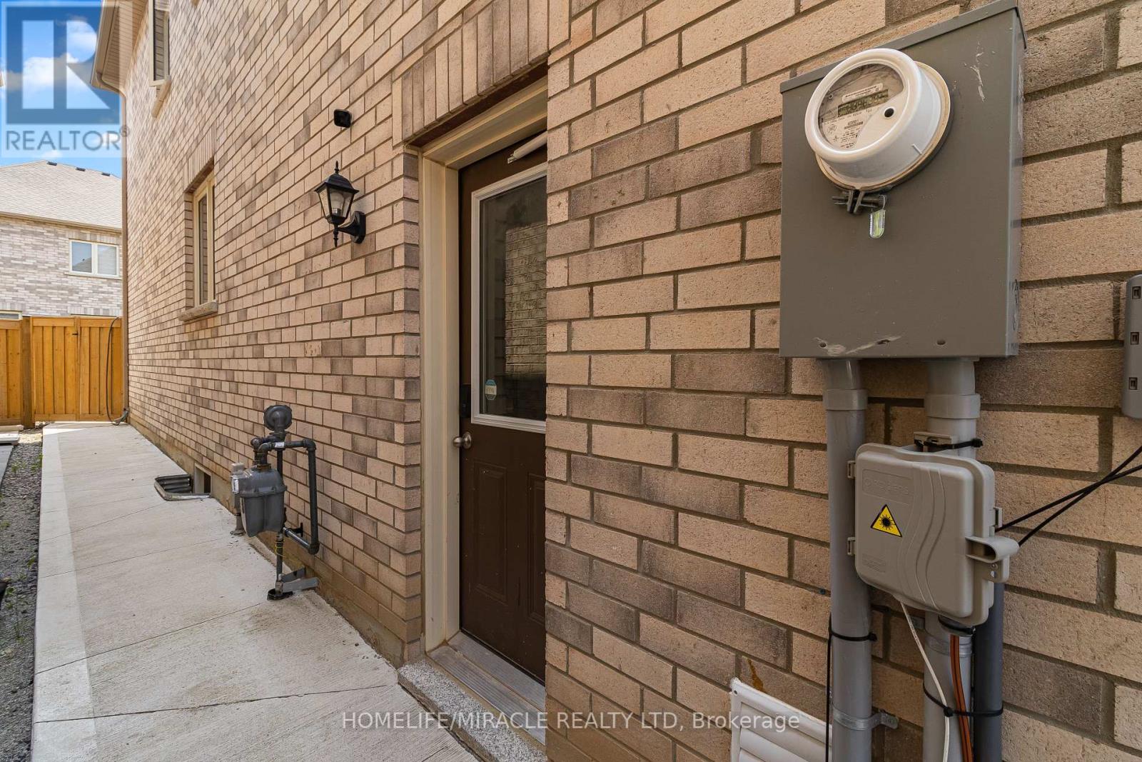 99 Benhurst Crescent, Brampton, Ontario  L7A 5A4 - Photo 4 - W12217320