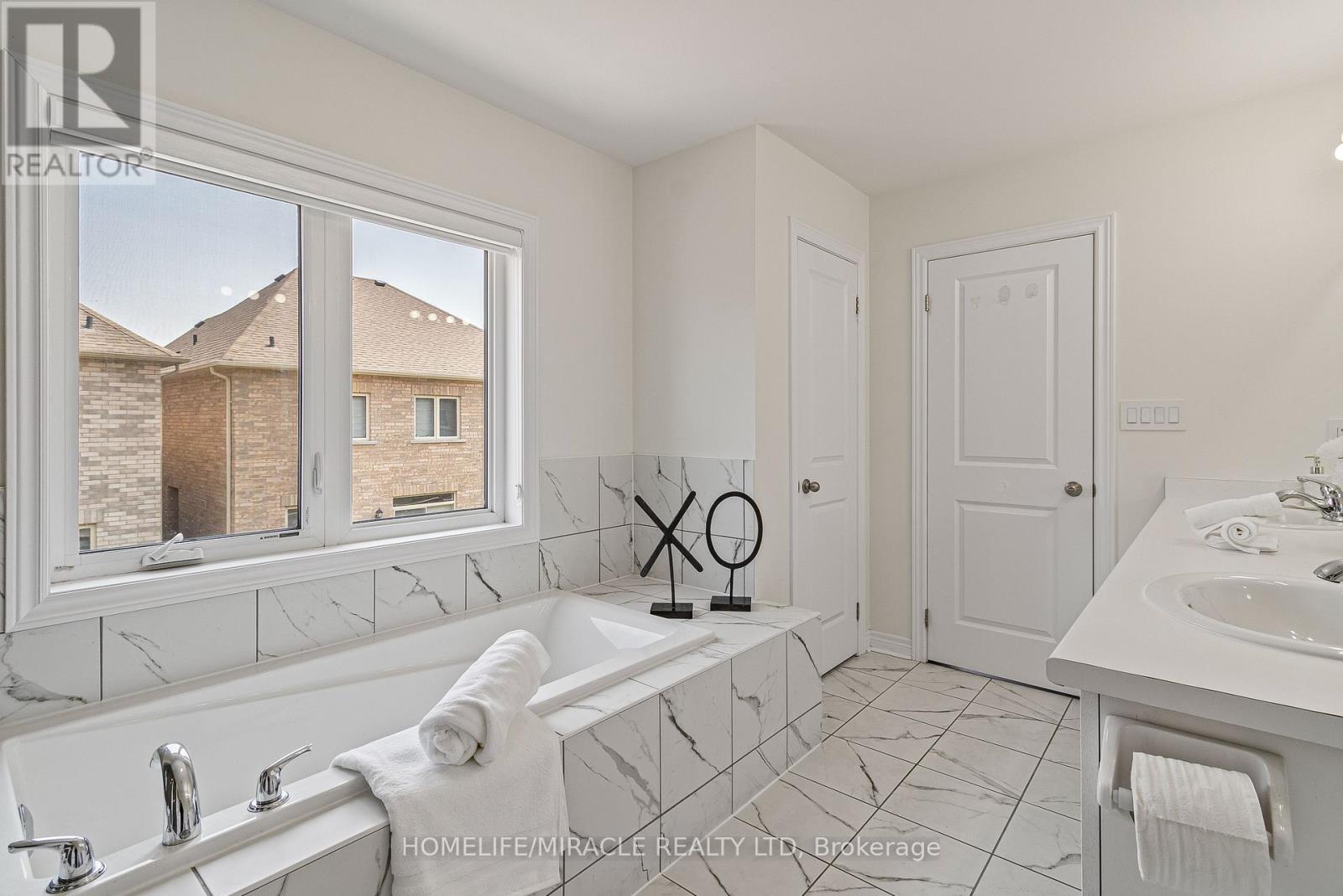 99 Benhurst Crescent, Brampton, Ontario  L7A 5A4 - Photo 24 - W12217320
