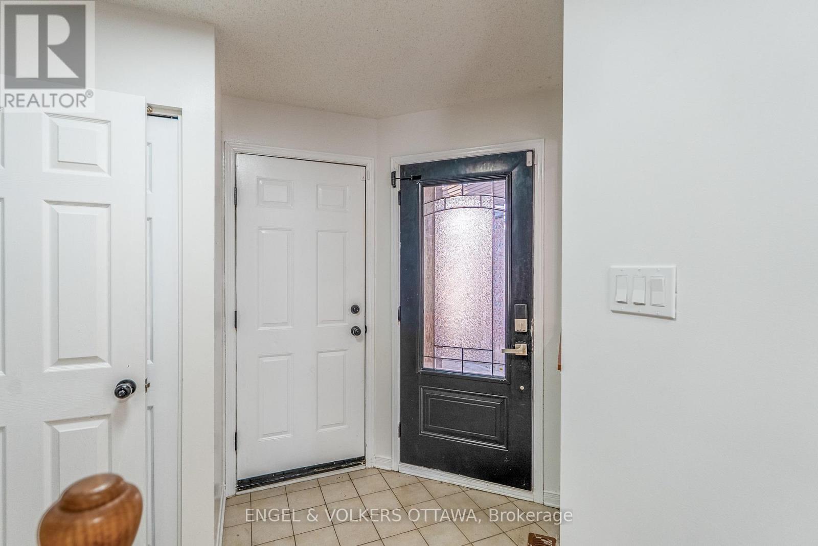 34 Baton Court, Ottawa, Ontario  K2L 4C8 - Photo 3 - X12218481
