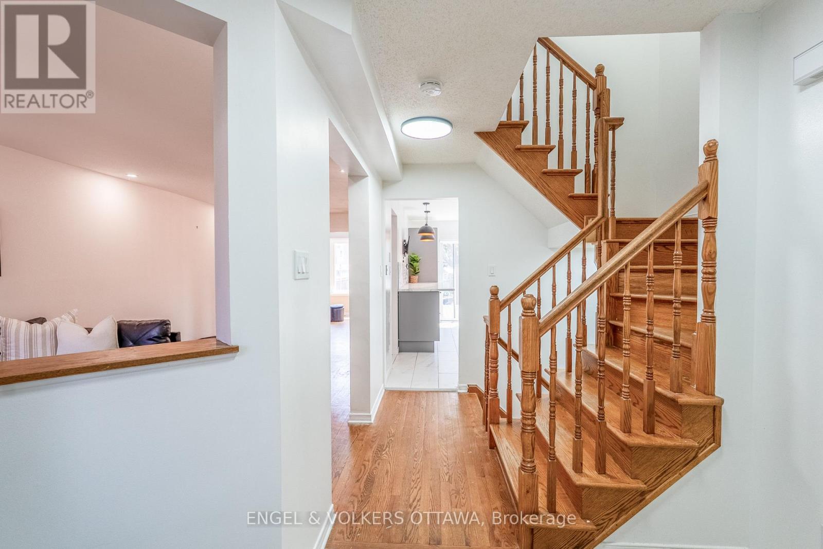 34 Baton Court, Ottawa, Ontario  K2L 4C8 - Photo 4 - X12218481