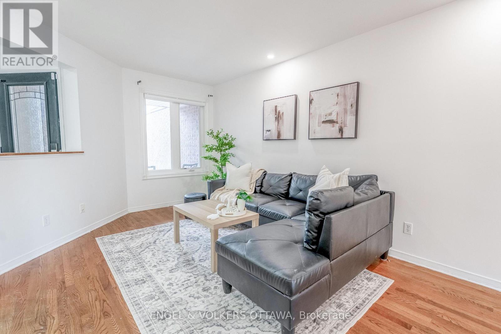 34 Baton Court, Ottawa, Ontario  K2L 4C8 - Photo 5 - X12218481