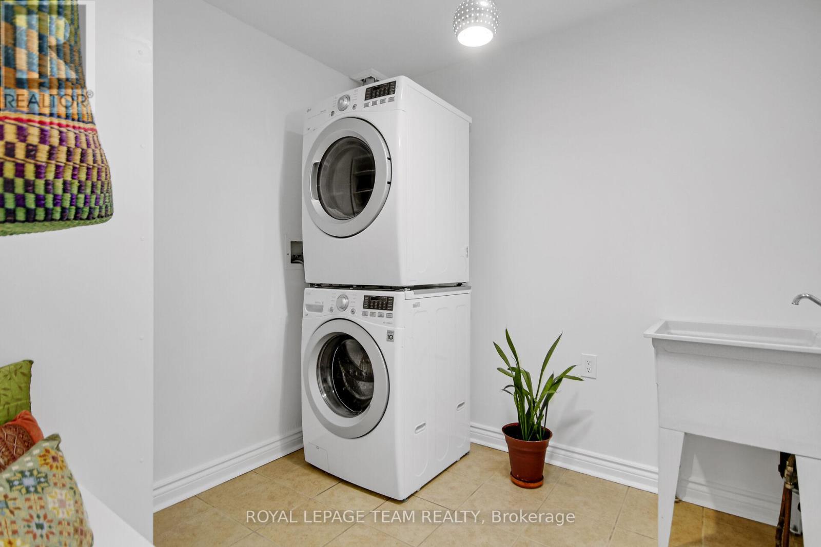 9 Weaver Crescent, Ottawa, Ontario  K2K 3E1 - Photo 17 - X12218483