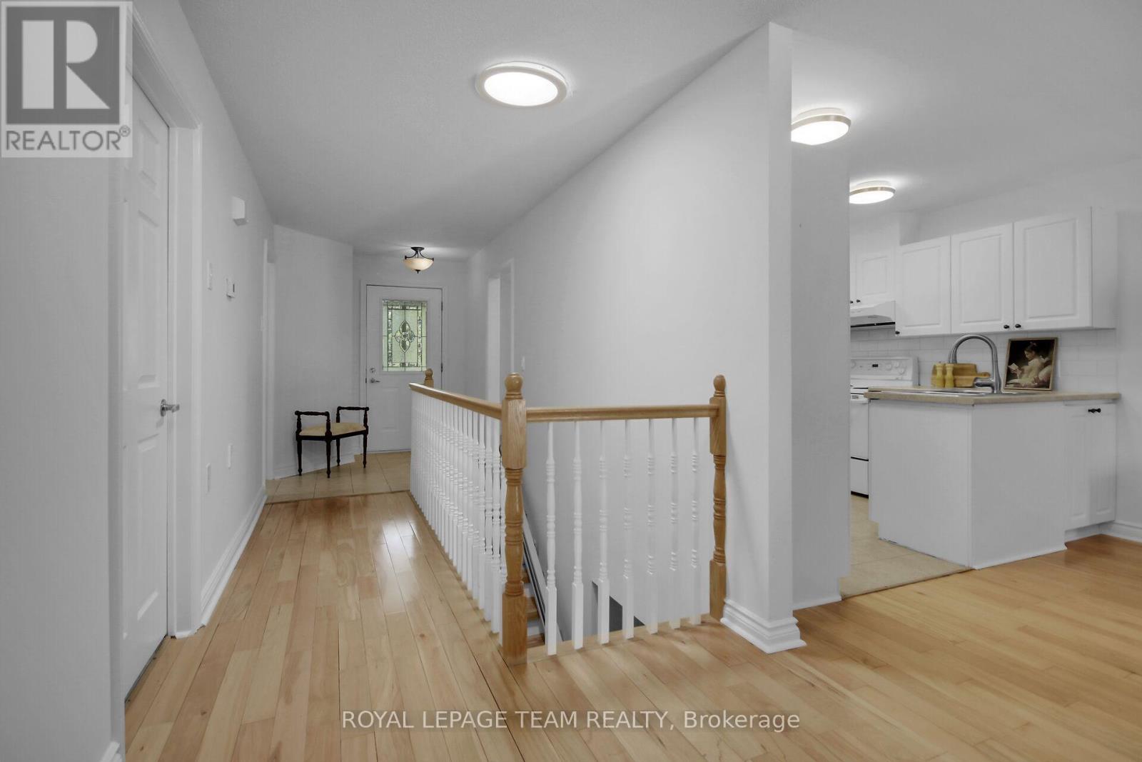 9 Weaver Crescent, Ottawa, Ontario  K2K 3E1 - Photo 4 - X12218483