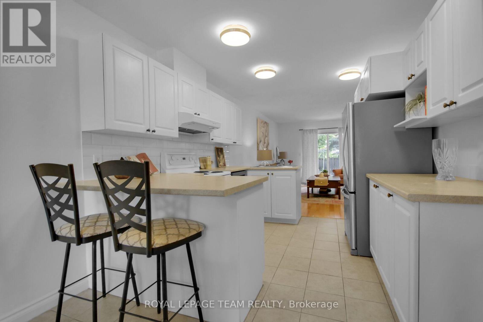 9 Weaver Crescent, Ottawa, Ontario  K2K 3E1 - Photo 5 - X12218483