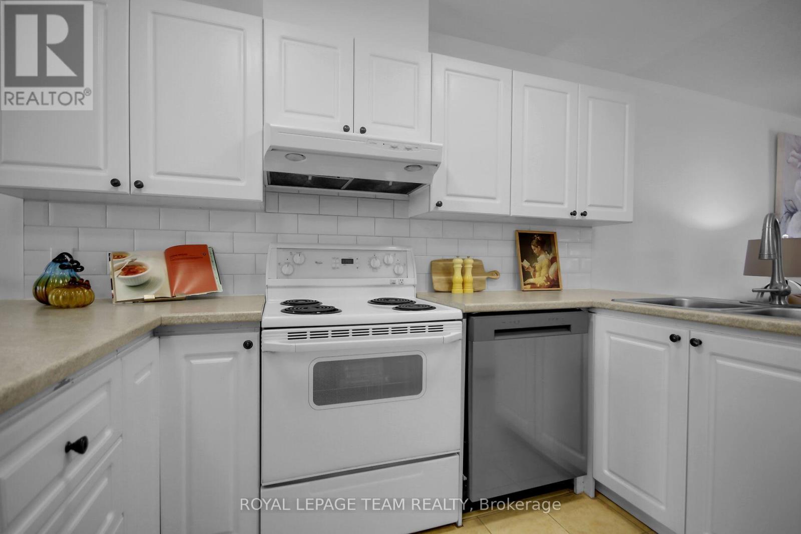 9 Weaver Crescent, Ottawa, Ontario  K2K 3E1 - Photo 6 - X12218483