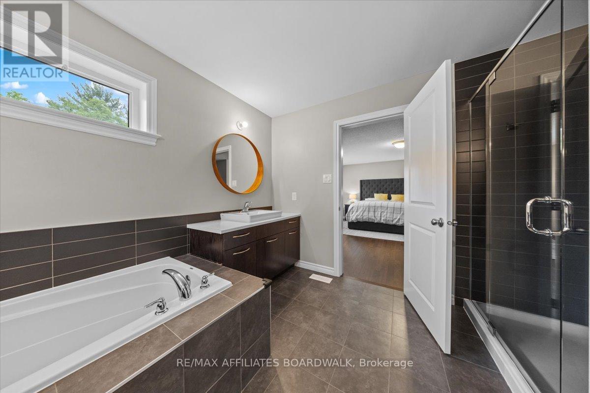 242 Escarpment Crescent, Ottawa, Ontario  K2T 0L6 - Photo 30 - X12218533
