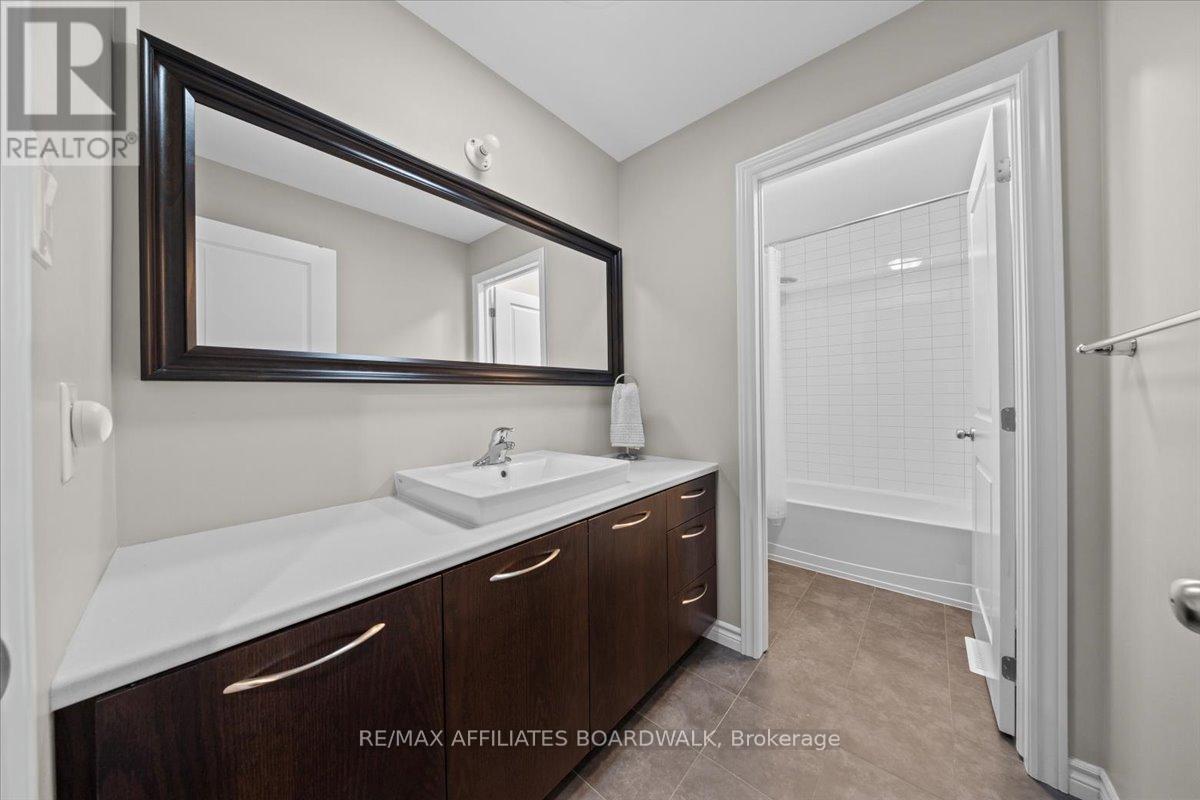 242 Escarpment Crescent, Ottawa, Ontario  K2T 0L6 - Photo 33 - X12218533