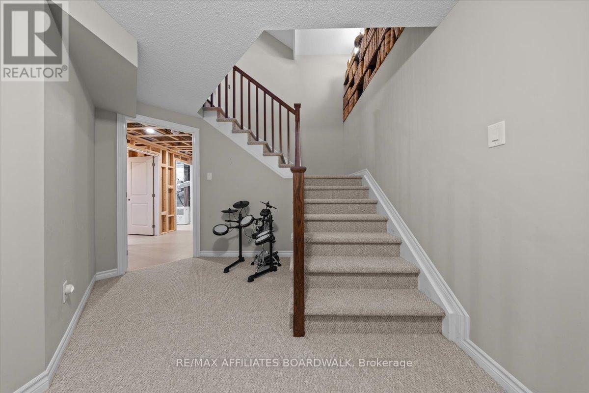 242 Escarpment Crescent, Ottawa, Ontario  K2T 0L6 - Photo 38 - X12218533