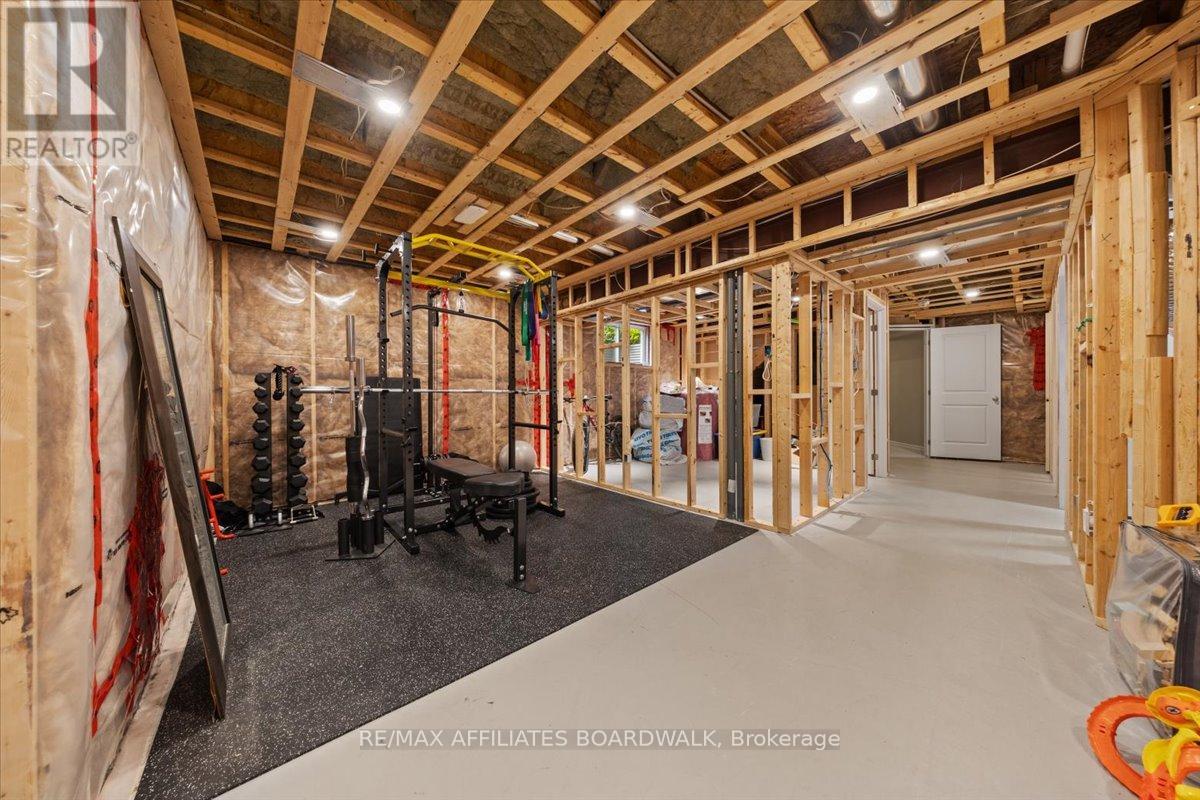 242 Escarpment Crescent, Ottawa, Ontario  K2T 0L6 - Photo 40 - X12218533