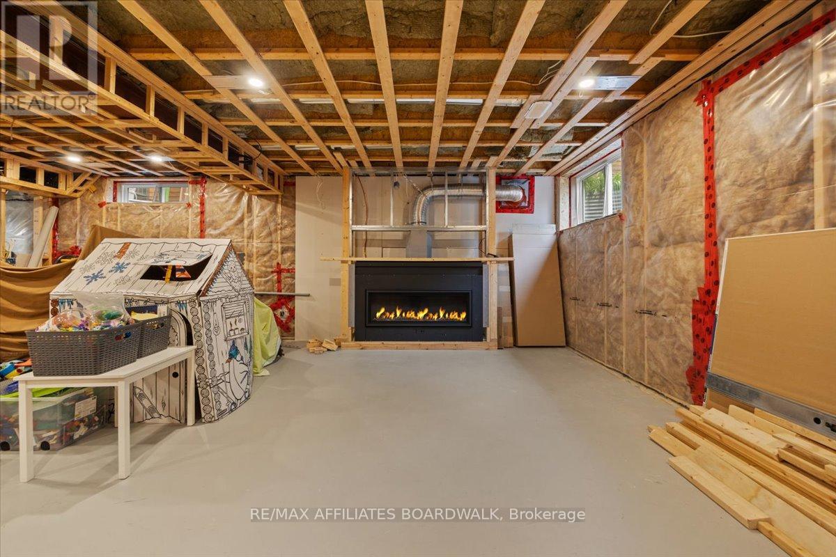 242 Escarpment Crescent, Ottawa, Ontario  K2T 0L6 - Photo 41 - X12218533