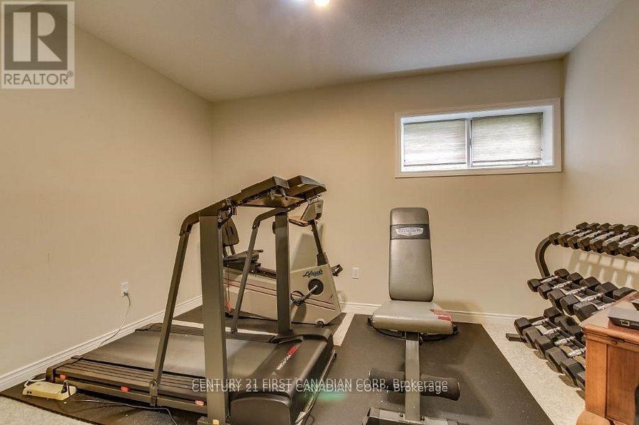 31 Glenridge Crescent, London North (North A), Ontario  N6G 4W5 - Photo 37 - X12218601