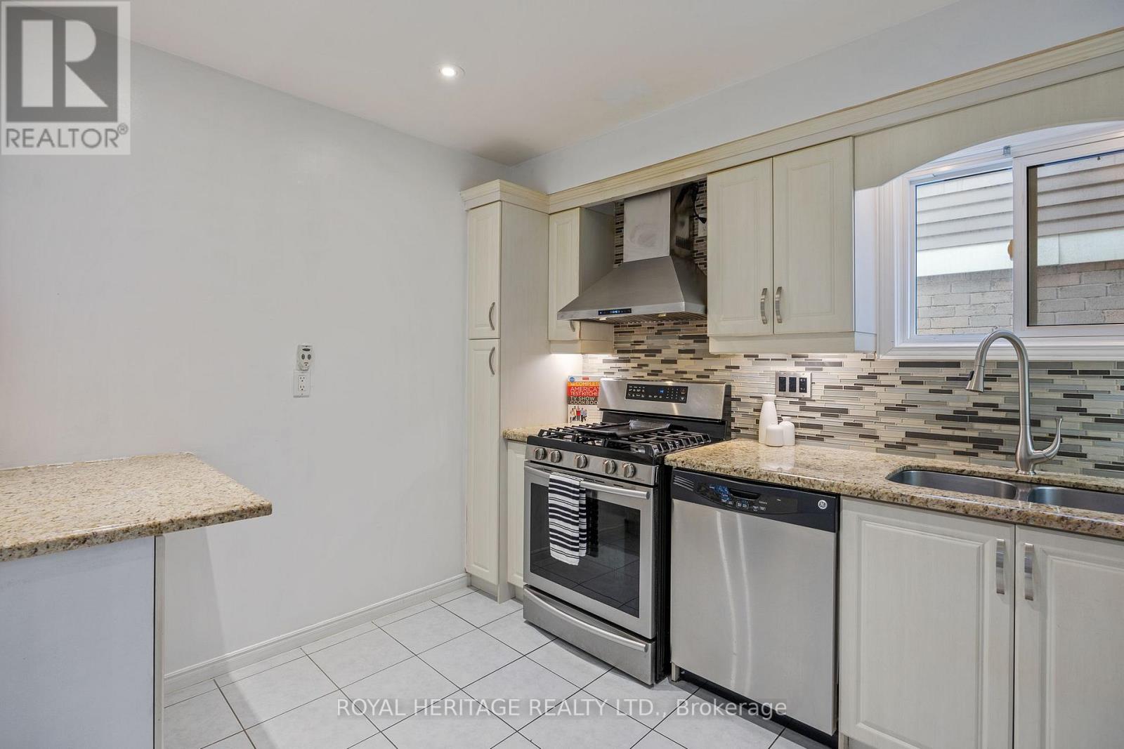 109 Plumrose Pathway, Toronto, Ontario  M1B 4B6 - Photo 15 - E12218552