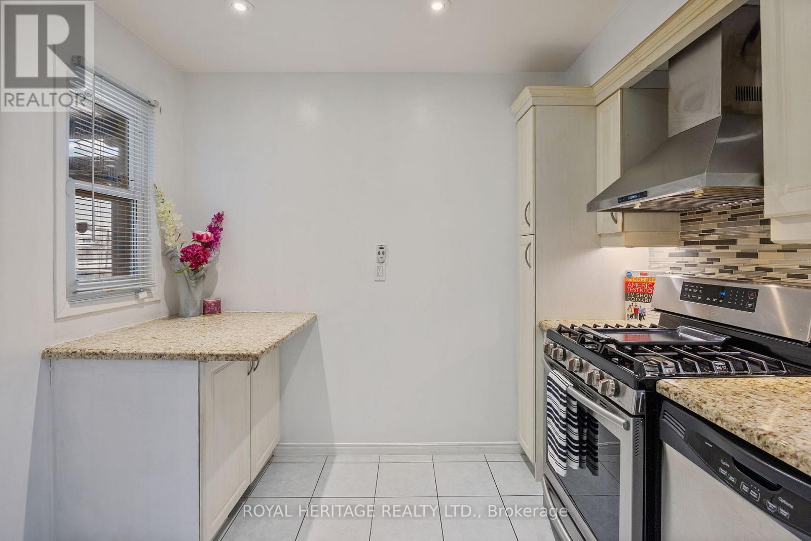 109 Plumrose Pathway, Toronto, Ontario  M1B 4B6 - Photo 16 - E12218552