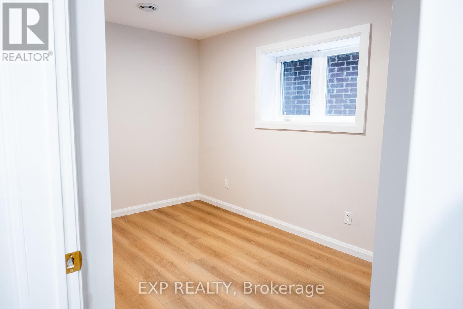 160 Bishop Drive, Barrie, Ontario  L4N 6X5 - Photo 4 - S12218580