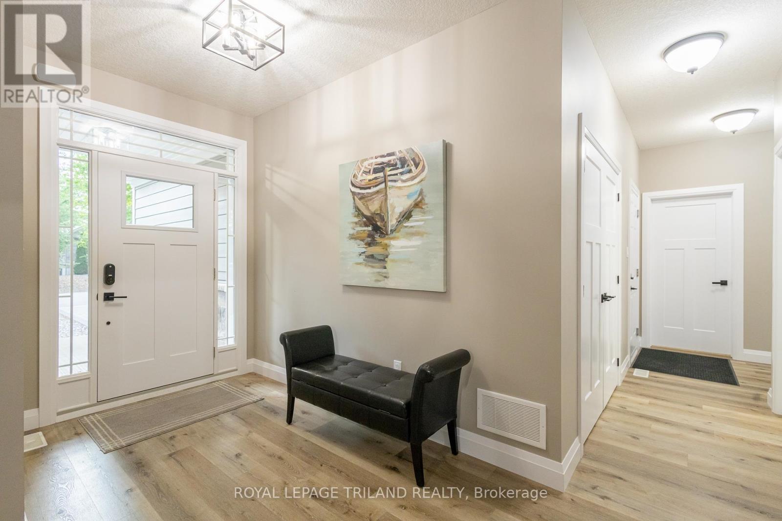 10124 Sandalwood Crescent, Lambton Shores, Ontario  N0M 1T0 - Photo 10 - X12209277
