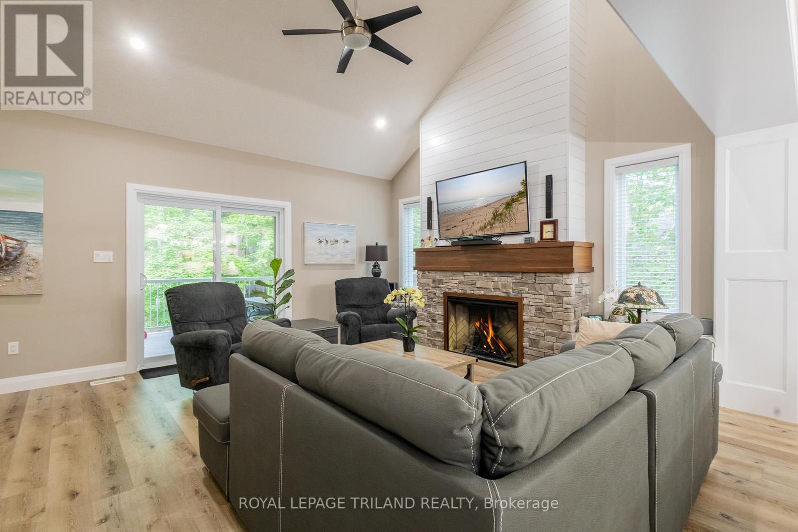 10124 Sandalwood Crescent, Lambton Shores, Ontario  N0M 1T0 - Photo 21 - X12209277