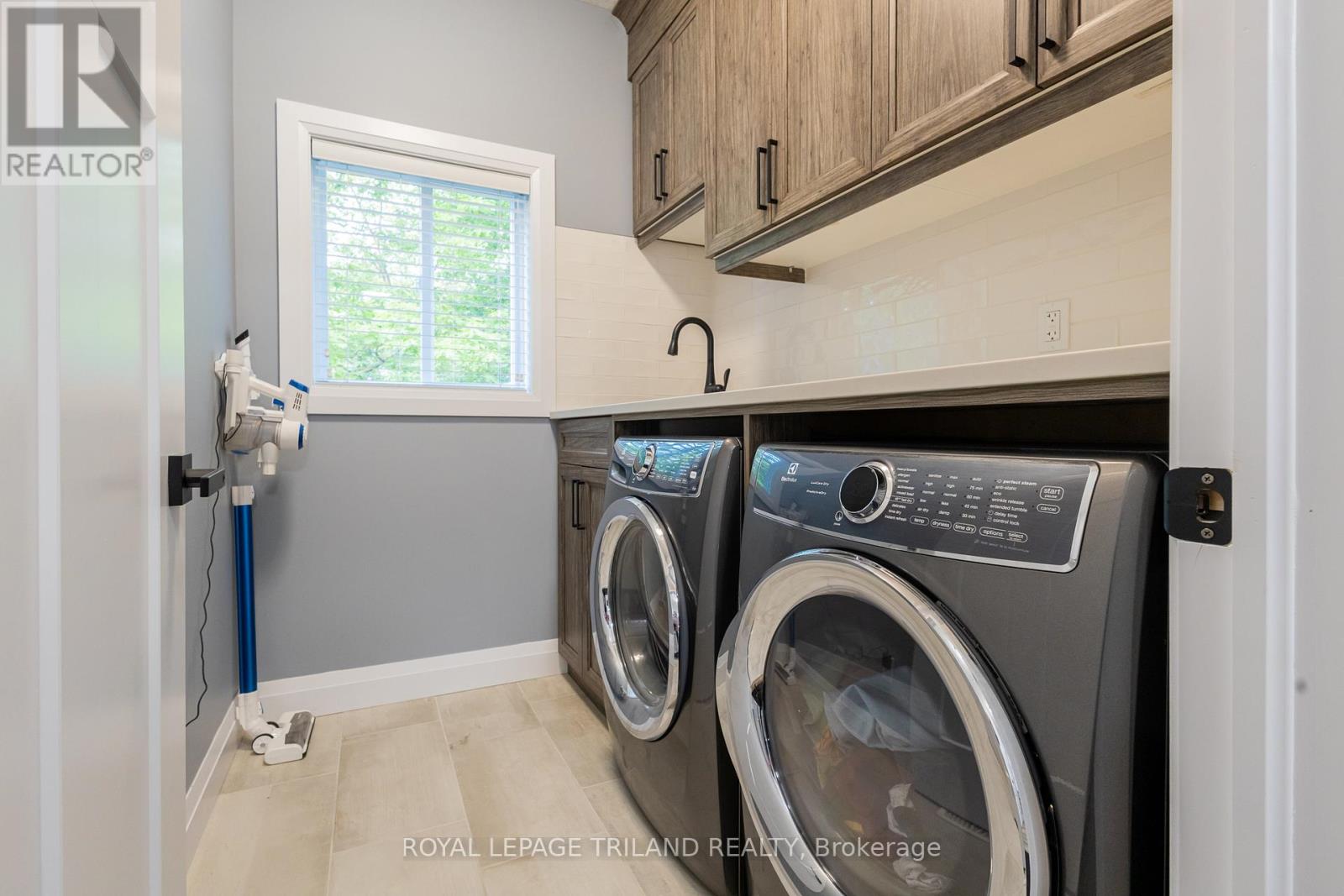 10124 Sandalwood Crescent, Lambton Shores, Ontario  N0M 1T0 - Photo 32 - X12209277